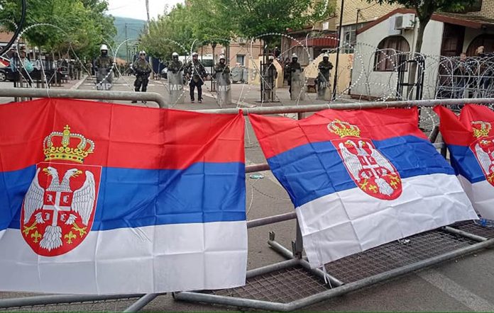 Ispred opštine u Zvečanu (Foto Kim arhiva) Ispred opštine u Zvečanu (Foto Kim arhiva)