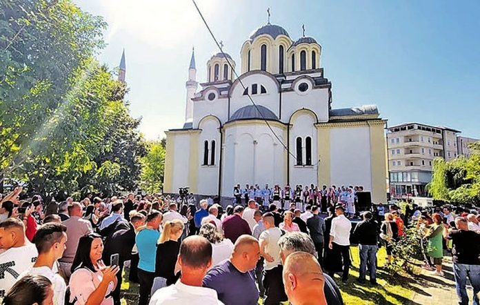Nekoliko stotina ljudi okupilo se kod Crkve Usekovanja glave Svetog Jovana Кrstitelja (Foto: Ž. Rakočević)