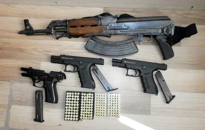 Zaplenjeno oružje (Foto Fejsbuk@Kosovo Police)