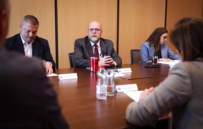 16964241128131_ambasador_sad_defri_hovenijer___u_sredini___tokom_razgovora_sa_novinarima_u_pritini___foto_ambasada_sad_na_kosovu__