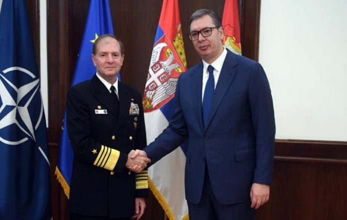 Admiral Stjuart Manč i predsednik Srbije Aleksandar Vučić (Foto Instagram/budućnostsrbijeav) Admiral Stjuart Manč i predsednik Srbije Aleksandar Vučić (Foto Instagram/budućnostsrbijeav)