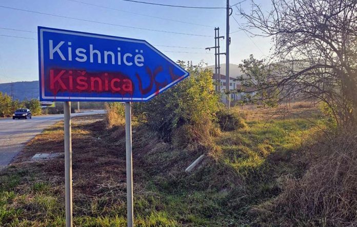 Natpis UČK i prefarban naziv na srpskom jeziku za naselje Kišnica (Foto Snežana Jovanović) Natpis UČK i prefarban naziv na srpskom jeziku za naselje Kišnica (Foto Snežana Jovanović)