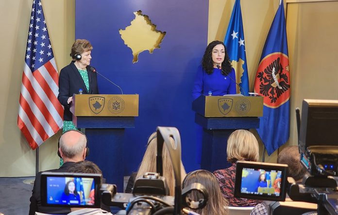 Senatorka Džih Šahin i kosovska predsednica Vjosa Osmani tokom obraćanja medijima u Prištini (Foto Kim) Senatorka Džih Šahin i kosovska predsednica Vjosa Osmani tokom obraćanja medijima u Prištini (Foto Kim)