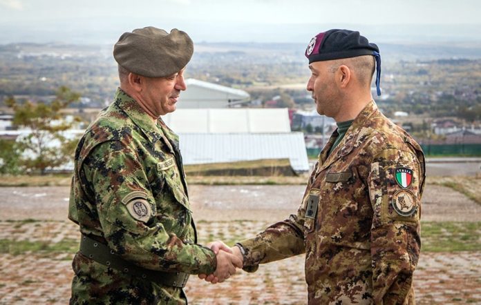 Komandanti Vojske Srbije i KFOR-a na sastanku u kampu Vilađo Italija (Foto KFOR) Komandanti Vojske Srbije i KFOR-a na sastanku u kampu Vilađo Italija (Foto KFOR)