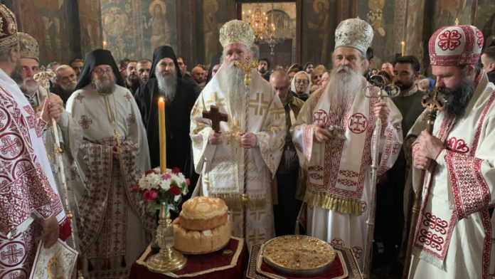 Mitropolit Joanikije sa vladikama i igumanom Savom u Visokim Dečanima (Foto: Radio Goraždevac)