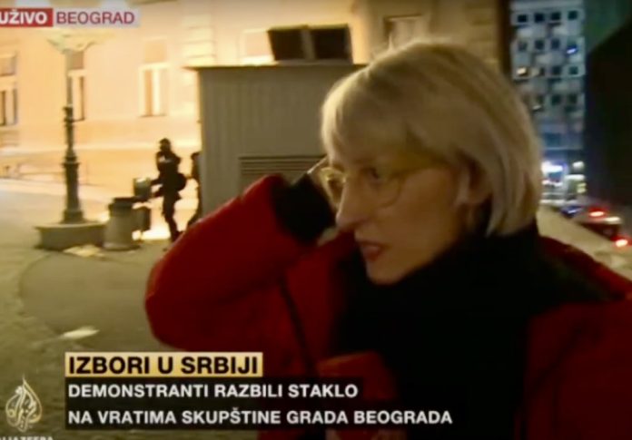 Novinarka Al džazire tokom napada žandarma na snimatelja (Foto: Jutjub snimak ekrana)