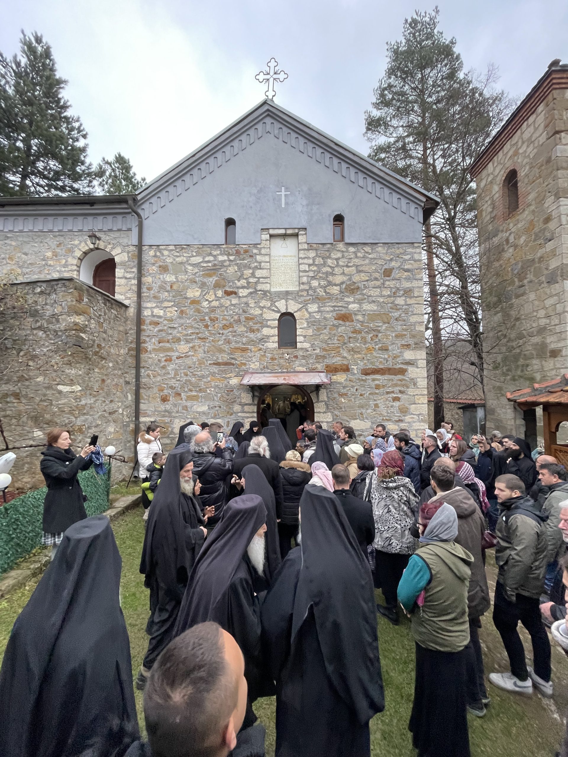 Devič: Vernici iz različitih krajeva na liturgiji povodom obeležavanja slave Svetog Joanikija Devičkog 4 IMG 5390 scaled