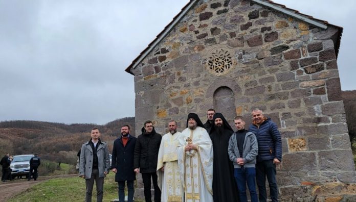 Ispred crkve Svetog Arhangela Mihaila kod Podujeva (Foto ERP) Ispred crkve Svetog Arhangela Mihaila kod Podujeva (Foto ERP)