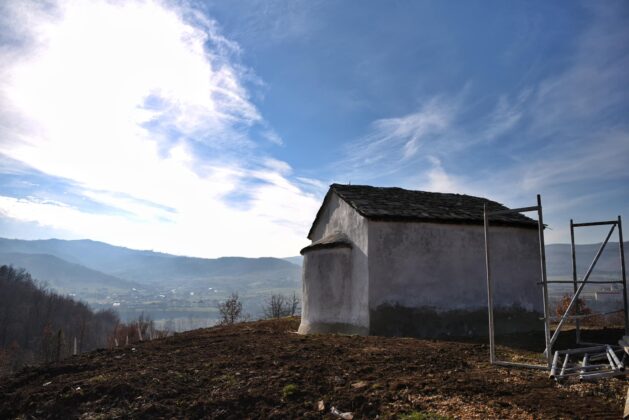 Eparhija: Kosovske vlasti našu crkvu u Vinarcima, mimo saglasnosti, renoviraju kao katoličku 2 crkva 629x420 1