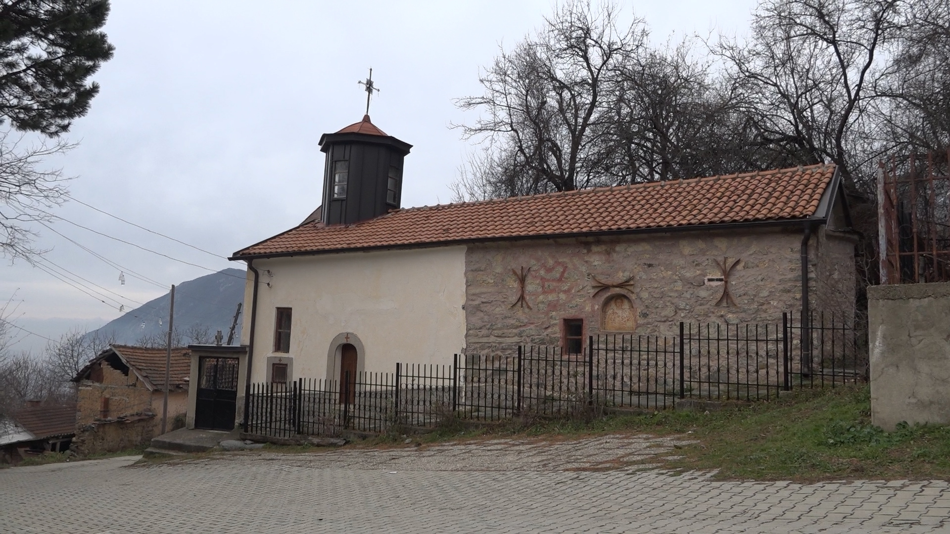 Težak život preostalih Srba u selima Sredačke Župe na obroncima Šar planine 1 crkva