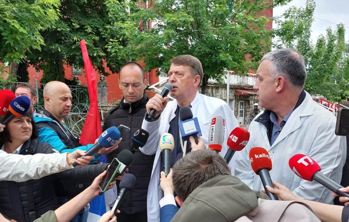 Obraćanje Dragiše Milovića okupljenim građanima u Zvečanu (Foto: Kim)