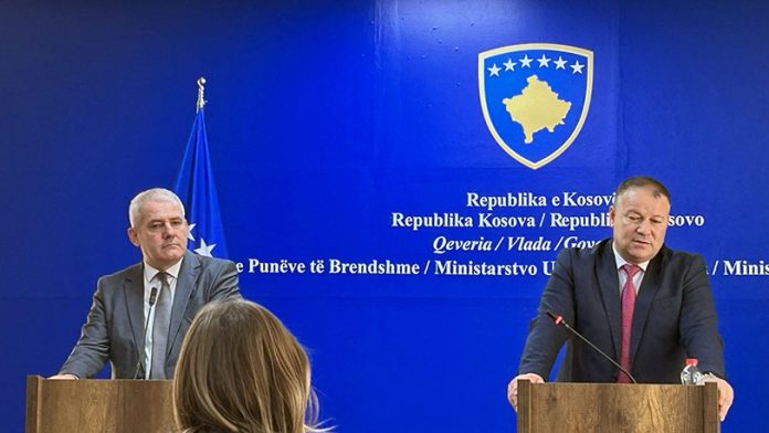 Ministar unutrašnjih poslova Kosova Dželjalj Svećlja i driektor Policije Kosova Gazmend Hodža na konferenciji za medije u Prištini (Foto: Kim)