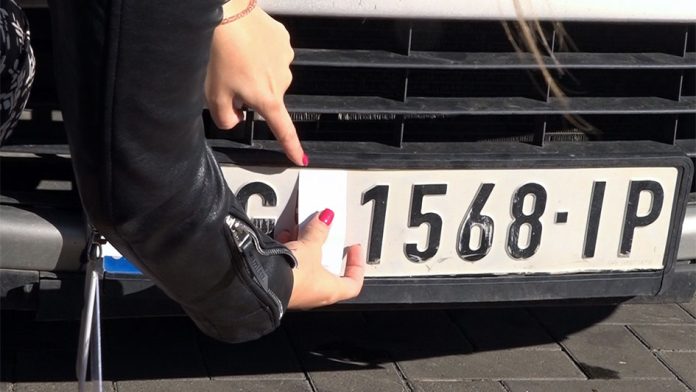16337057780738_16333643938089_prelepljivanje_simbola_srbije_na_registarskim_tablicama_na_prelazu_merdare___foto_kim_