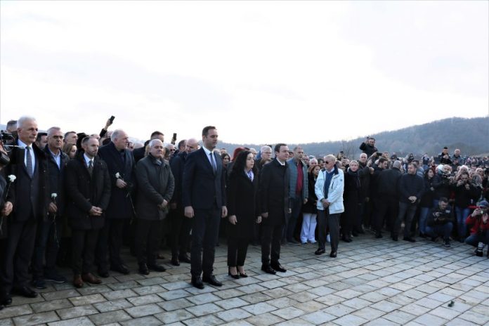 2023_01_15_Kryetari-Glauk-Konjufca-beri-homazhe-ne-Kompleksin-Memorial-ne-Recak-1-850x567-1
