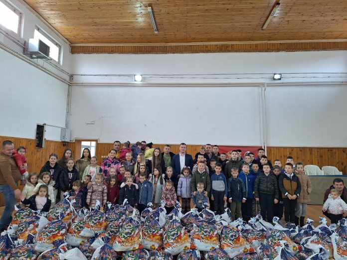 Podela paketića deci u Goraždevcu (Foto: Radio Goraždevac)