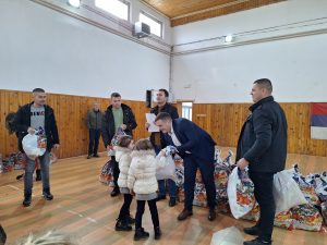Kancelarija za KiM i PO oštine Peć podelili paketiće deci u Goraždevcu 1 20240106 111208