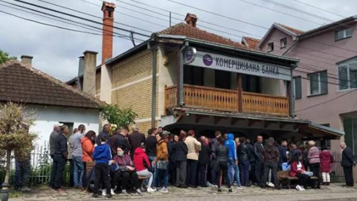 Ispred NLB - Komercijalne banke u Gračanici (Foto: Medija centar)