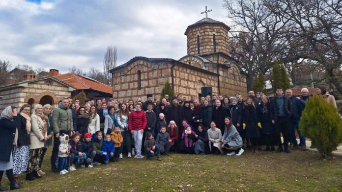 Članovi HO „Srpska omladina za Kosmet“ i njihovi domaćini u manastiru Svetog Dimitrija u Sušici (Foto: Kim)