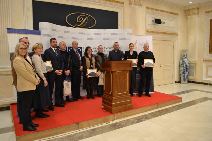 Dodela nagrada (Foto: Kancelarija poverenika za jezike)