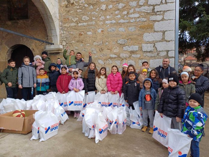 Udruženje „Sveti Sava“ iz Novog Sada ponovo obradovalo decu u Orahovcu (Foto: Radio Goraždevac)