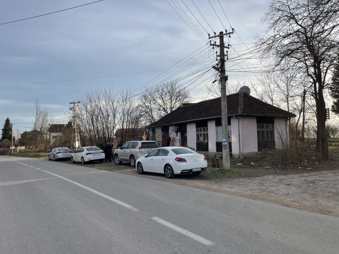 Policija ispred pošte u Goraždevcu (Foto: Radio Goraždevac)