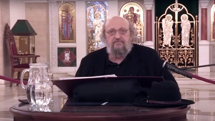 Petar Božović u monodrami „Tako je govorio Nikolaj“ (Foto: printskrin Jutjub@Televizija Hram)