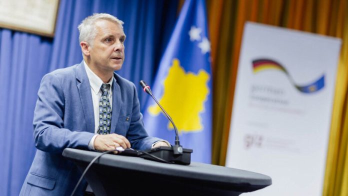 Ambasador Nemačke u Prištini Jern Rode (Foto: Tviter@GermanAmbKOS ) Ambasador Nemačke u Prištini Jern Rode (Foto: Tviter@GermanAmbKOS )