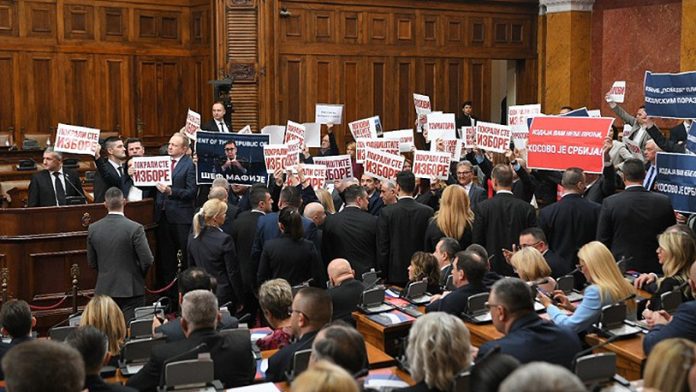 Transparenti u Skupštini Srbije (Foto: Direktno.rs)