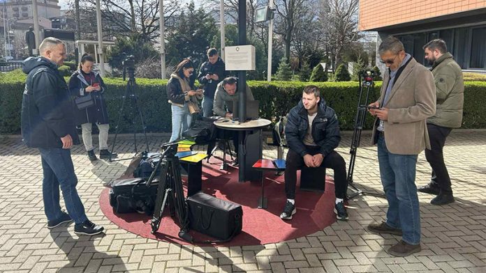 Ekipe medija koje izveštavaju na srpskom, a kojima nije dozvoljeno praćenje sastanka G. Eskobara i V. Osmani (Foto: Kim)