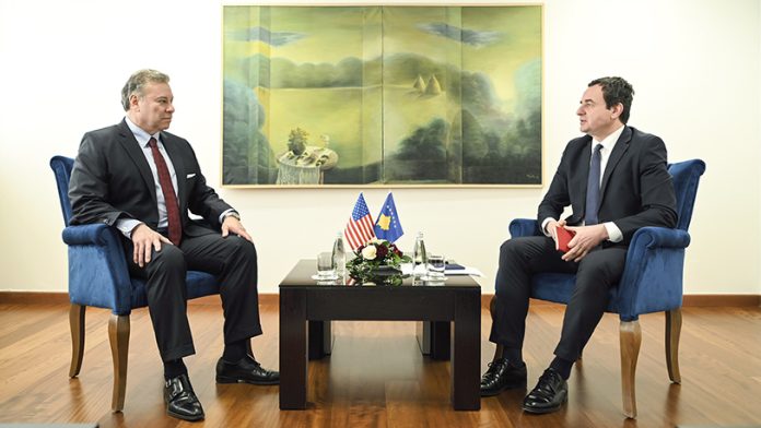 Gabrijel Eskobar i Aljbin Kurti na jednom od prethodnih sastanaka u Prištini (Foto: Kabinet premijera Kosova)