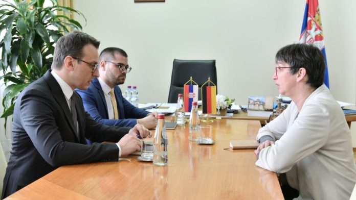 Direktor Kancelarije za KiM Petar Petković i ambasadorka Nemačke u Srbiji Anke Konrad (Foto: Kancelarija za KiM)