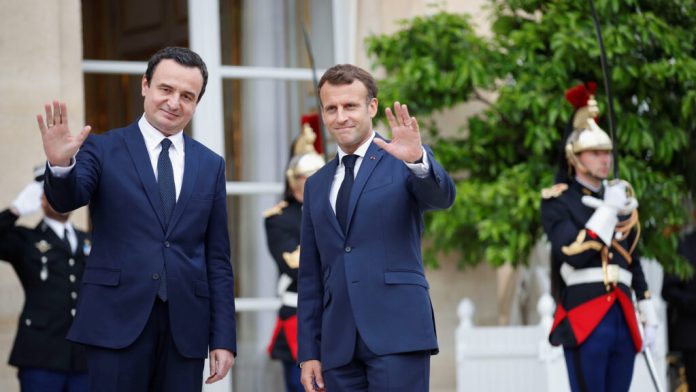 Kosovski premijer Aljbin Kurti i predsednik Francuske Emanuel Makron (Foto: AFP)