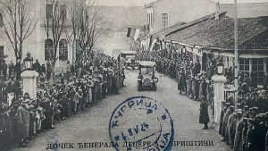 Da li je u Prištini zavladao očaj zbog Makronove objave i kome smeta ćirilica 1 Docek generala D Eperea u Pristini 1924 godine Fotodokumenta Narodne biblioteke Srbije