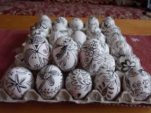 Početak šaranja vaskršnjih jaja u orahovačkom kraju 2 FB IMG 1712753659421 1