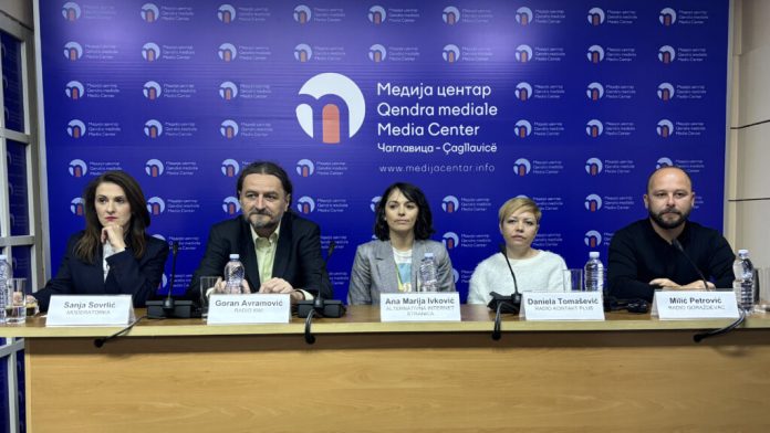 Učesnici debate „Položaj medija, kvalitetno novinarstvo i izazovi srpskih redakcija na Kosovu“ (Foto: Kim)