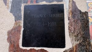 Da li je u Prištini zavladao očaj zbog Makronove objave i kome smeta ćirilica 3 Mermerna ploca marsala D Eperea uzidana je u jedan od stubova u manastiru Gracanica Foto Kim