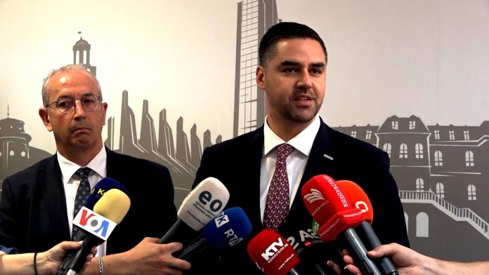 Šef misije OEBS-a na Kosovu Majkl Devenport i ministar spoljnih poslova, evropskih poslova i trgovine Malte, ujedno i predsedavajući Organizaciji za evropsku bezbednost i saradnju (OEBS) Ijan Bordž (Foto: Kim)