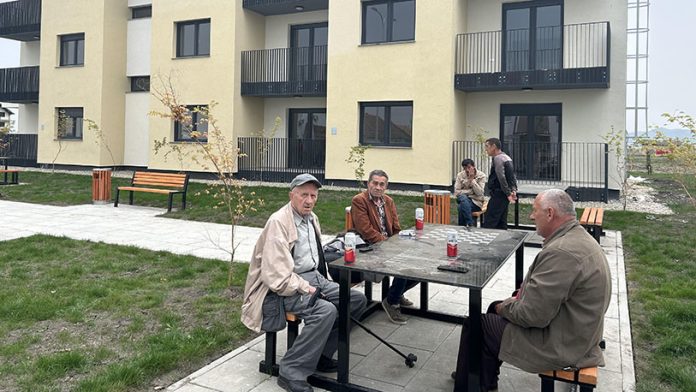 Stanari iz nekadašnjeg kontejnerskog naselje ispred zgrade u Suvom Dolu(Foto: Preuzeto sa portala KIM)