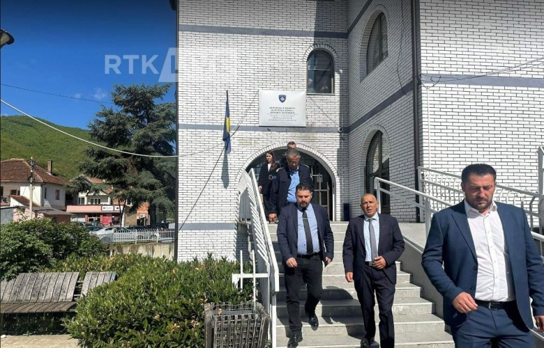 Održana prva sednica u opštinskoj zgradi u Z.Potoku, raspravljalo se o osposobljavanju opštinskih kancelarija za rad 1 zeciri zp 1
