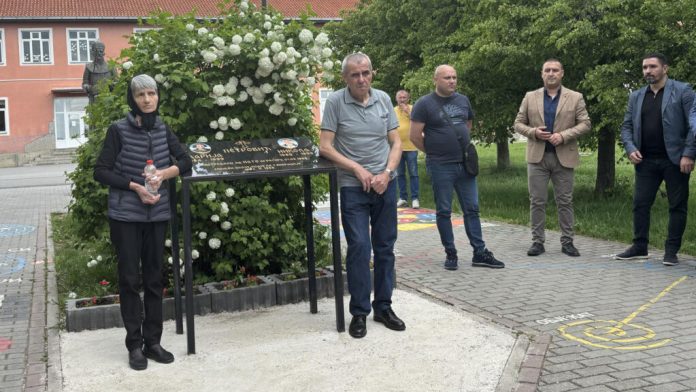 16fc8363-01cb-4c0f-9d51-456116cd1a7b-1024x576 Roditelji Marije i Nikole, Zorica i Dragiša pored spomen ploče u dvorištu OŠ "Kralj Milutin" u Gračanici (Foto: Kim)