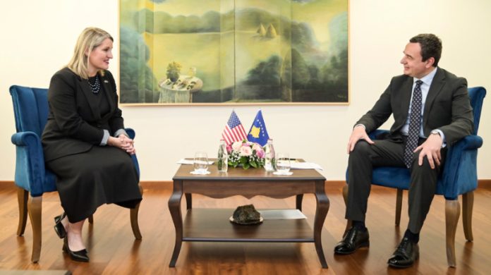Elizabet Alen i Aljbin Kurti na sastanku u Prištini (Foto Kabinet premijera Kosova) Elizabet Alen i Aljbin Kurti na sastanku u Prištini (Foto Kabinet premijera Kosova)