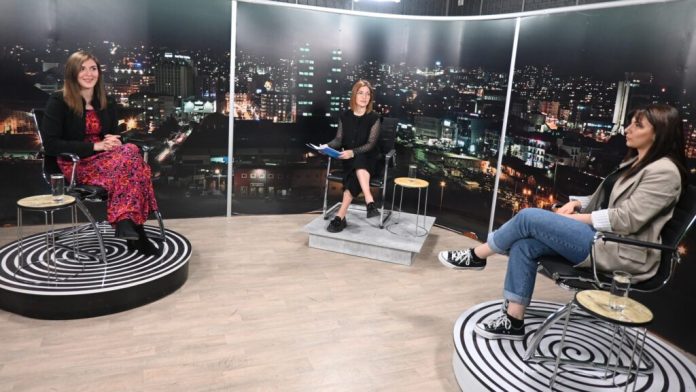 Suzana Marić Sejdiju, Katarina Marinković i Ilda Krama u emisiji Heroji našeg doba (Foto: Medija centar Čaglavica) Suzana Marić Sejdiju, Katarina Marinković i Ilda Krama u emisiji Heroji našeg doba (Foto: Medija centar Čaglavica)