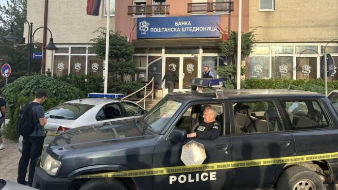 Kosovska policija ispred Banke Poštanska štedionica (Foto: Kim) Kosovska policija ispred Banke Poštanska štedionica (Foto: Kim)