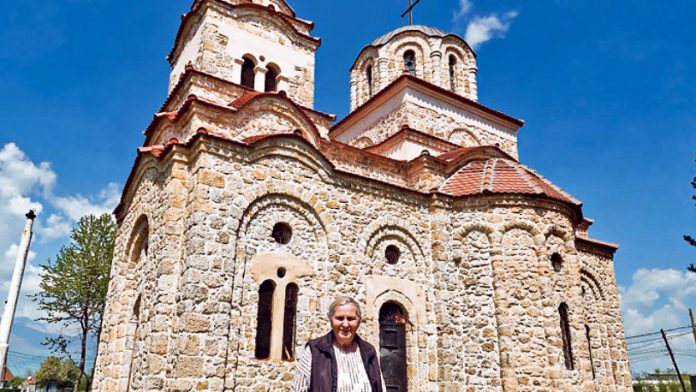 Momirka Vukmirović ispred Hrama Svetog Luke (Foto: Ž. Rakočević)