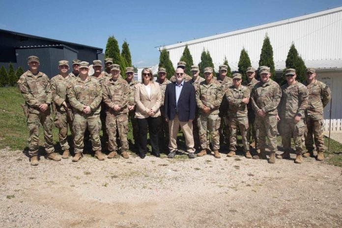 FOTO: Ambasador SAD sa američkim vojnicima KFOR-a u Leposaviću/KFOR FOTO: Ambasador SAD sa američkim vojnicima KFOR-a u Leposaviću/KFOR