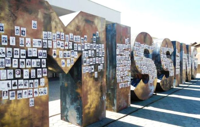 Umetnička instalacija MISSING posvećena nestalim osobama u dvorištu Doma kulture Gračanica (Foto: Kim arhiva)
