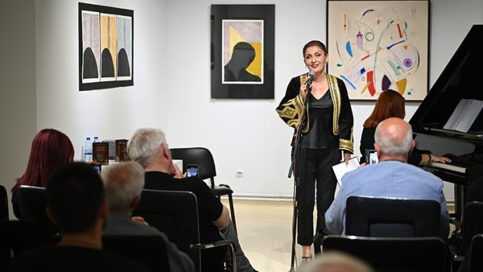 DSC_4105 Prizrenskom kaldrmom sa Radmilom Knežević - detalj sa promocije knjige "Pesme prizrenske" u Domu kulture "Gračanica" (Foto Kim)