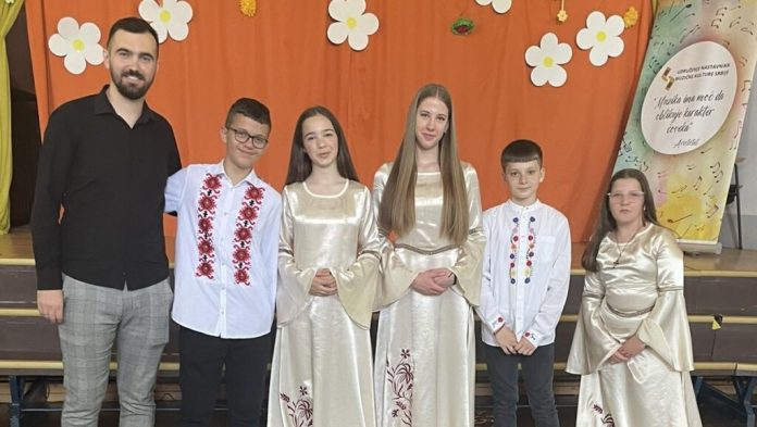 IMG_1332-e1717333433975-1024x578 Profesor Lazar Danić i učenici OŠ "Kralj Milutin" na takmičenju "Triolica" u Beogradu (Foto: Fejsbuk Lazar Danić)