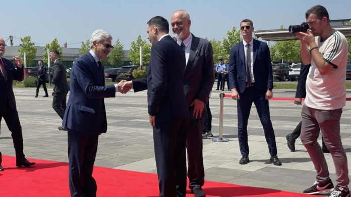 Predsednik Demokratskog saveza Kosova Ljumir Abdidžiku dočekuje bivšeg premijera Italije Masima D'Alema i premijera Albanije Edija Ramu (Foto: Kim) Predsednik Demokratskog saveza Kosova Ljumir Abdidžiku dočekuje bivšeg premijera Italije Masima D'Alema i premijera Albanije Edija Ramu (Foto: Kim)