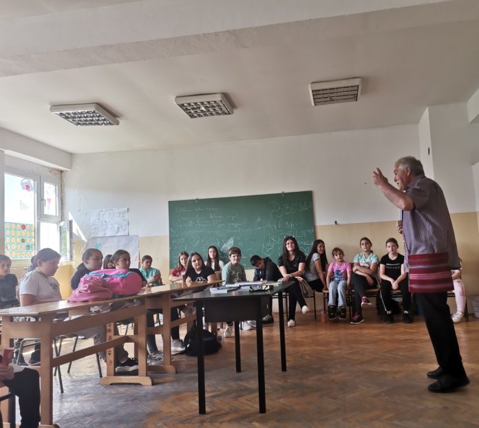 Pesnik Vlasta Cenić sa decom (Forto: Radio Goraždevac) Pesnik Vlasta Cenić sa decom (Forto: Radio Goraždevac)